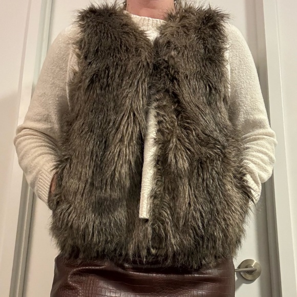 H&M Faux Fur Vest - Picture 5 of 9